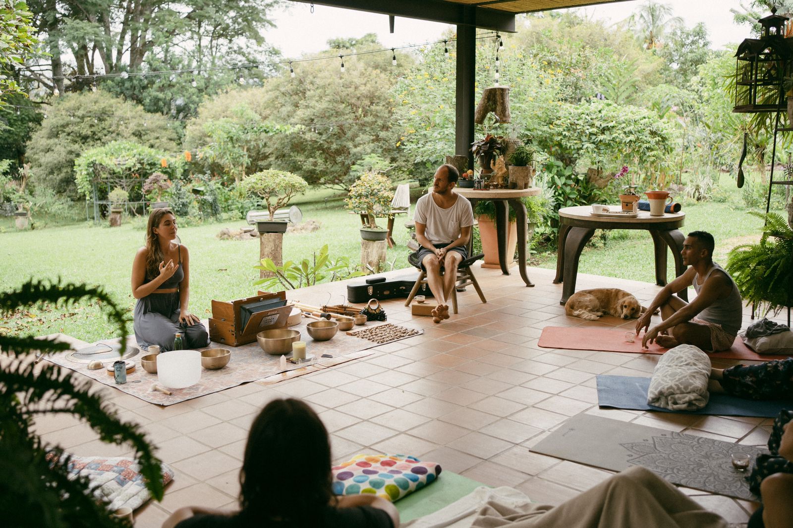 Sesión de sonoterapia grupal en un patio en Costa Rica